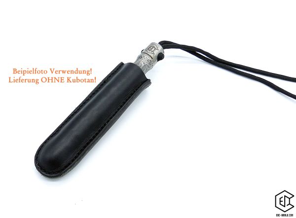 Handgefertigtes Lederholster schwarz für Kubotan HC-22 und HC-22-2 von oben, Maße ca. 135 mm Länge, 31 g, passend Gürtel bis 45 mm Breite, weißer neutraler Hintergrund – Herstellung handwerklich.